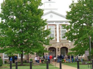 The Warren County Courthouse lawn was the site of a May 4, 2016, forced sale of Delin-quent Real Estate conducted by the Pond Law firm on behalf of Warren County.
